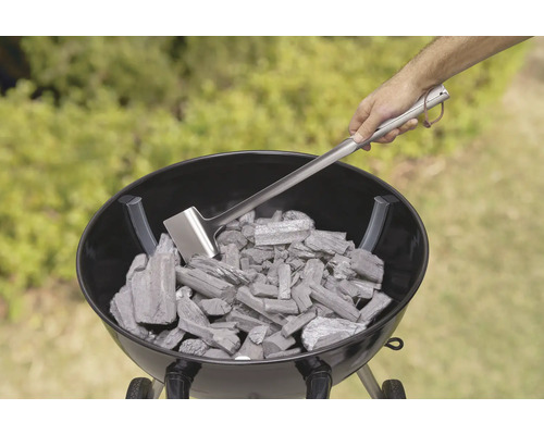 Grill mit Holzkohle und Kohlenschaufel
