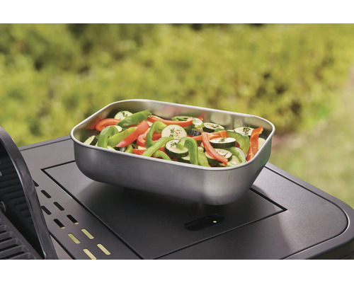 Gemüse in einer Grillschale auf einem Grill