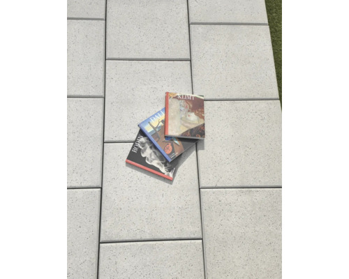 Bodenplatten mit drei Büchern