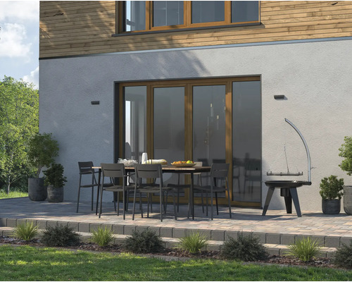 Außenbereich mit Terrasse, Gartentisch, Stühlen und Grill