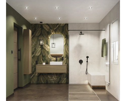 Badezimmer mit Dusche, Waschtisch, Spiegel und Blattmuster-Tapete