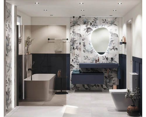 Helles Badezimmer mit Badewanne, Waschtisch, Spiegel und Toilette in modernem Design.