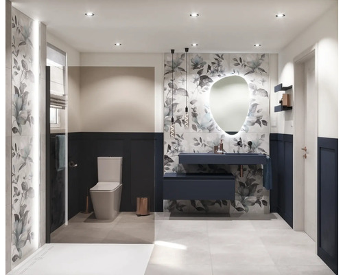 Modernes Badezimmer mit Toilette, Waschtischunterschrank, Spiegel und floralem Fliesendekor