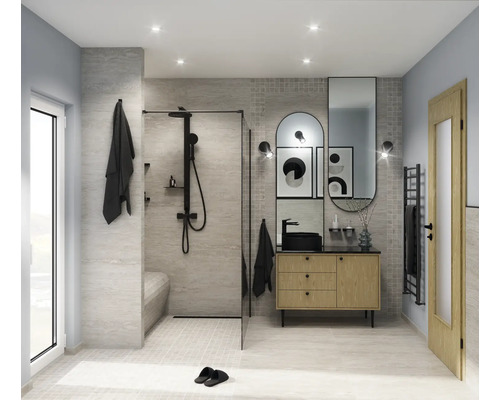 Helles Badezimmer mit Dusche, Waschbeckenunterschrank und Spiegel