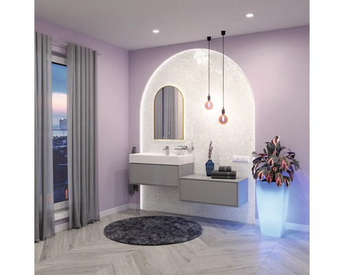 Modernes Badezimmer mit Waschbeckenunterschrank, Spiegel, Beleuchtung und dekorativen Elementen für eine stilvolle Atmosphäre