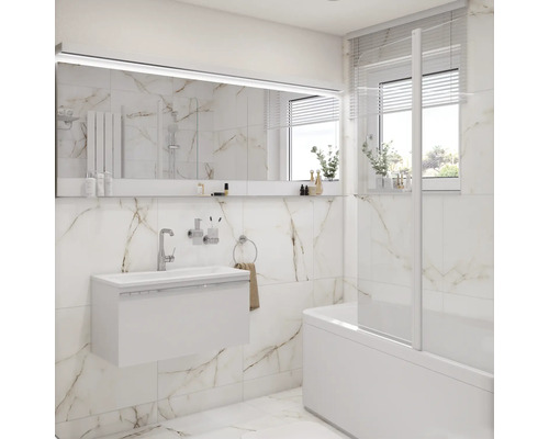 Helles Badezimmer mit Waschbecken, Spiegel, Badewanne und Marmorfliesen