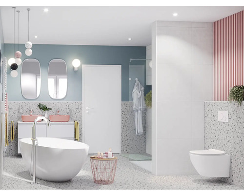 Helles Badezimmer mit Badewanne, Waschbecken, Spiegeln und Toilette