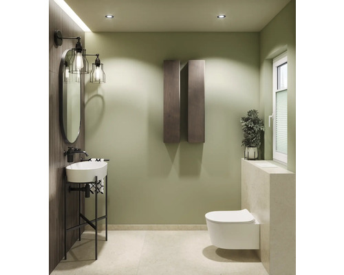 Badezimmer mit Waschtisch, Spiegel, Toilette und Wandleuchten