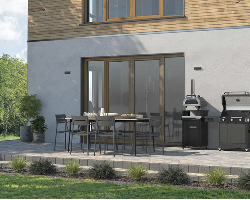 Terrasse mit Esstisch, Stühlen, Pizzaofen und Grill