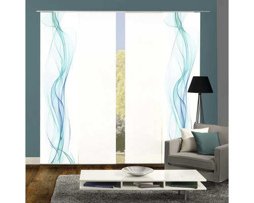 Dekoschals mit blauem Wellenmuster im Wohnzimmer.