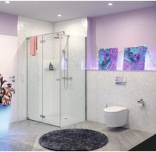 Badezimmer mit ebenerdiger Dusche, Toilette und Waschbecken
