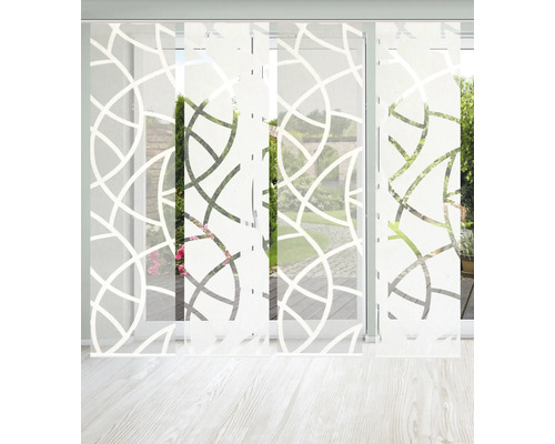 Schiebegardinen mit abstraktem Muster vor einem Fenster