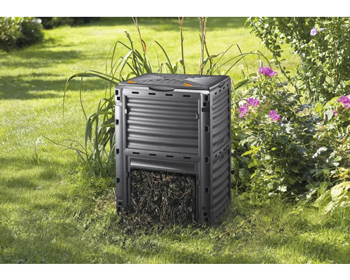 Komposter aus Kunststoff im Garten mit Grünfläche