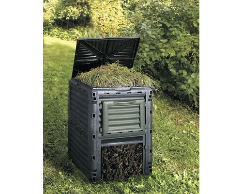 Komposter mit offenem Deckel im Garten