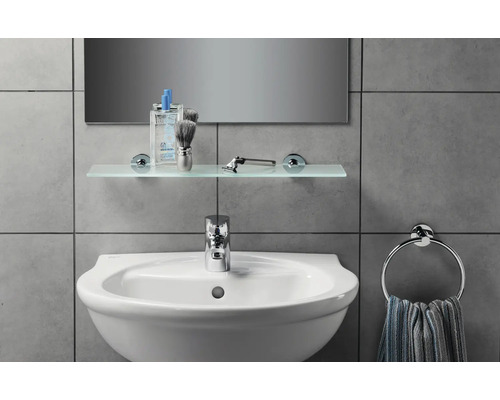 Badezimmer Waschbecken mit Armatur, Glasablage, Handtuchring und Spiegel an grauen Fliesen