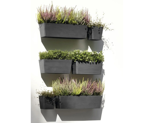 Wandgarten mit mehreren Pflanzkästen und Bepflanzung an einer Wand