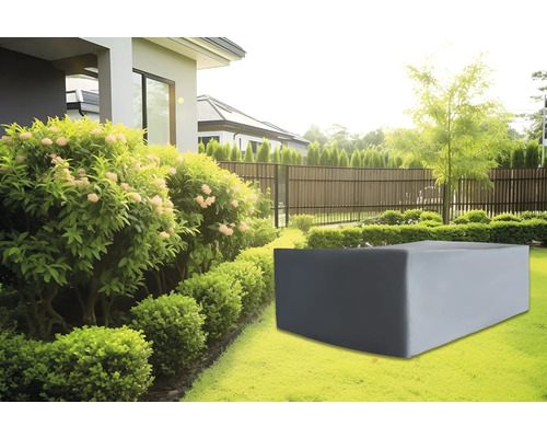 Graue Schutzhülle für Gartenmöbel auf Rasen im Garten