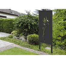 Dekorativer Gartenzaun mit Blumendesign in einem Garten.