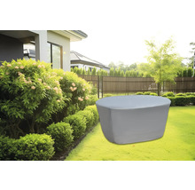 Abdeckung für Gartenmöbel auf Rasenfläche vor Wohnhaus