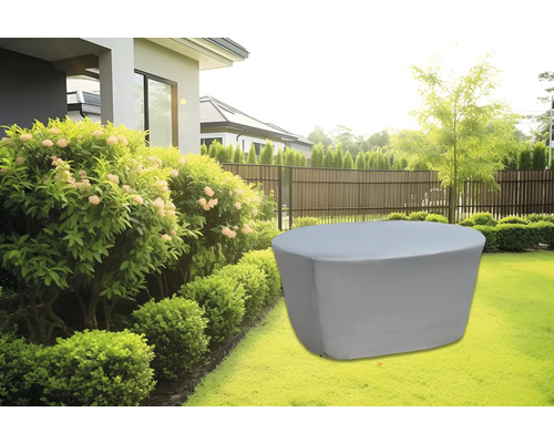 Abdeckung für Gartenmöbel auf Rasenfläche vor Wohnhaus