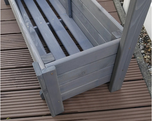 Detailansicht eines grauen Pflanzkastens aus Holz