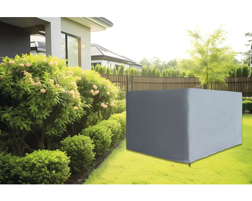 Graue Schutzhülle für Gartenmöbel auf Rasen
