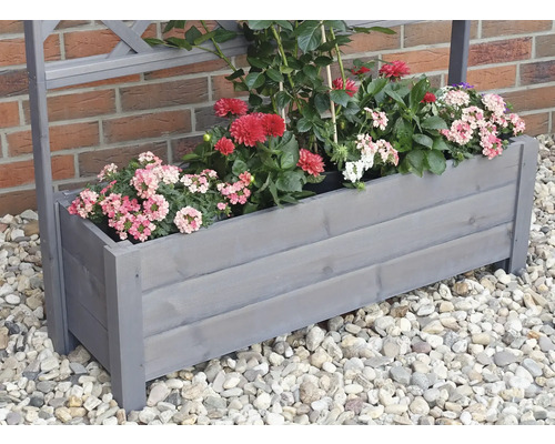 Holzpflanzkasten mit Rankhilfe und Bepflanzung im Garten.