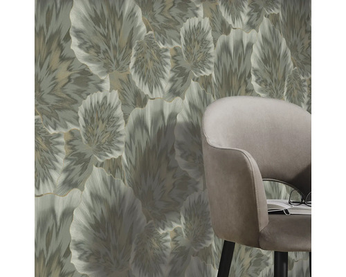 Nahaufnahme eines Stuhls vor einer Tapete mit Blättermuster