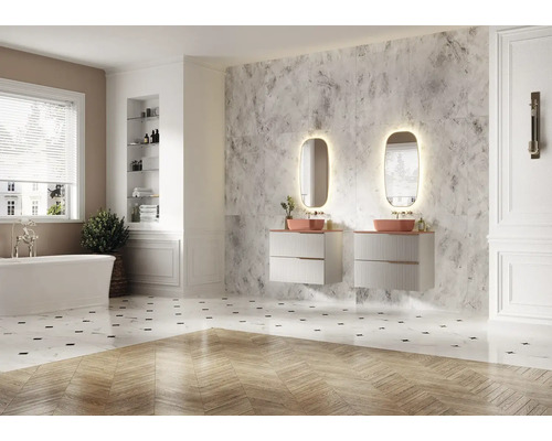 Helles Badezimmer mit zwei Waschtischen, Spiegeln mit Beleuchtung, Badewanne und gefliestem Boden.