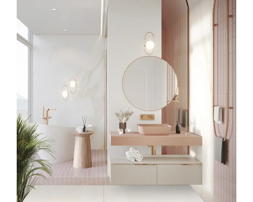 Helles Badezimmer mit Waschtisch, Spiegel und Badewanne