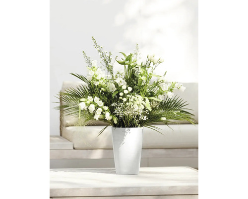 Blumenstrauß in Vase auf Tisch