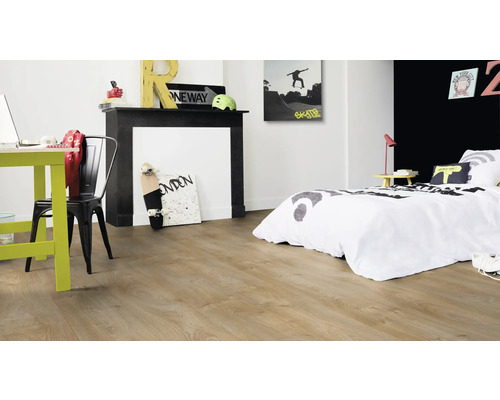 Modernes Jugendzimmer mit Holzboden, Schreibtisch und Bett