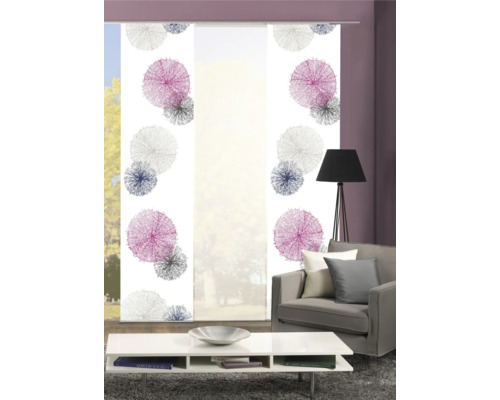 Dekorative Schiebegardine mit floralem Muster in einem Wohnzimmer