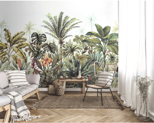 Wohnraum mit Dschungeltapete, Sofa und Stuhl auf einem Teppich