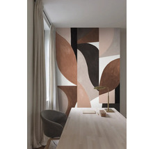 Ein Arbeitszimmer mit einem Schreibtisch, einem Stuhl und einer abstrakten Wandmalerei.