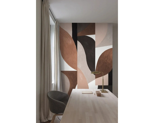 Ein Arbeitszimmer mit einem Schreibtisch, einem Stuhl und einer abstrakten Wandmalerei.