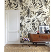 Zimmer mit floraler Tapete, Kommode und Stuhl