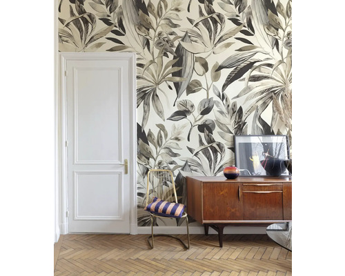 Zimmer mit floraler Tapete, Kommode und Stuhl