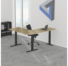 Büro mit L-förmigem Schreibtisch, Bürostuhl und Regal