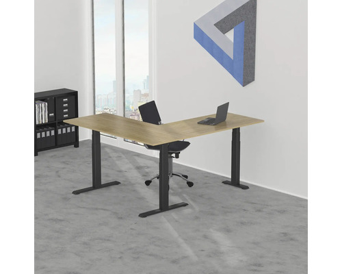 Büro mit L-förmigem Schreibtisch, Bürostuhl und Regal