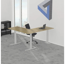 Büro mit L-förmigem Schreibtisch, Bürostuhl und Regal
