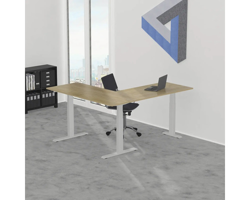 Büro mit L-förmigem Schreibtisch, Bürostuhl und Regal