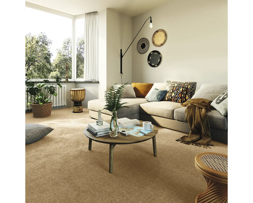 Helles Wohnzimmer mit beiger Auslegware, Ecksofa und Dekorationen