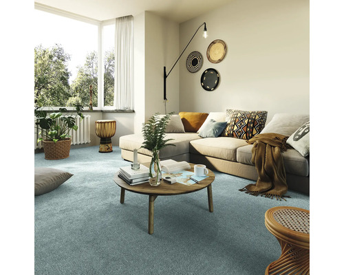 Wohnzimmer mit Sofa, Tisch und Teppichboden