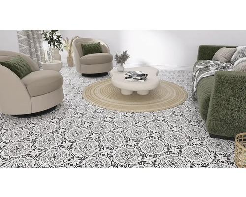 Wohnzimmer mit Fliesen in Schwarz und Weiß im Retrodesign, Sesseln, Sofa und Tisch