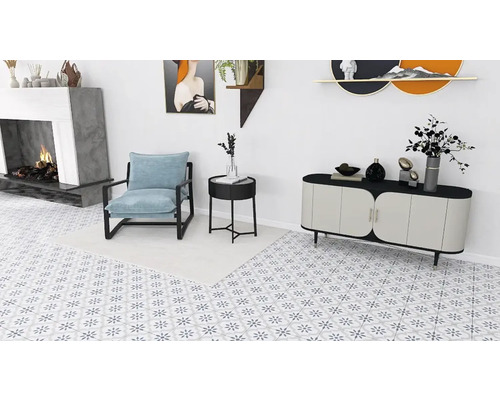 Helles Wohnzimmer mit Sessel, Kommode und Kamin