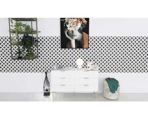 Heller Raum mit Kommode, Dekoration und geometrischen Fliesen