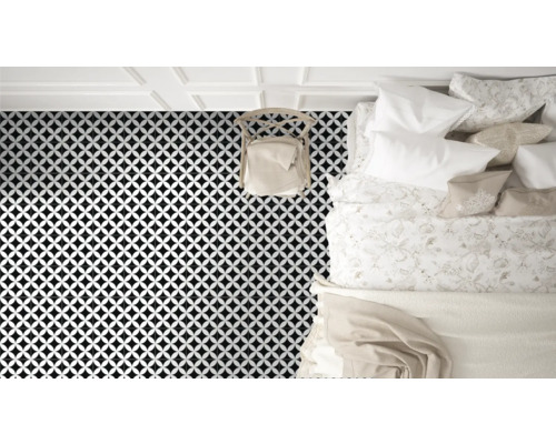 Ansicht eines Schlafzimmers mit Bodenfliesen in geometrischem Muster, einem Stuhl und einem Bett