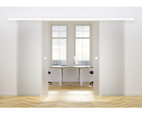 Zwei Glasschiebetüren in einem hellen Raum mit Holzboden und einem Schreibtisch im Hintergrund.