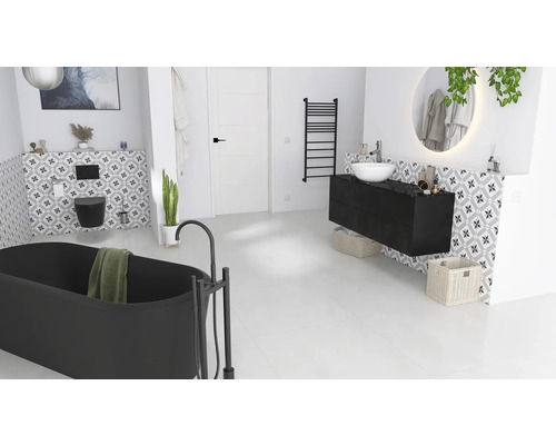 Modernes Badezimmer mit freistehender Badewanne, Waschtisch und Spiegel